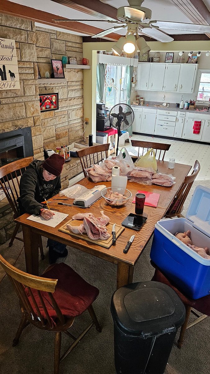 PrattFamilyHome's tweet photo. We also quarter the chickens (Cornish Cross) for some of our customers as well. That's what we are working on here.
Did you know ... we keep almost zero while birds for ourselves. Whole birds are freezer hogs!
What do we do? ๐๐๐๐๐๐
#homestead #meatbird #cornishcross https://t.co/M1Pv0AzvO9