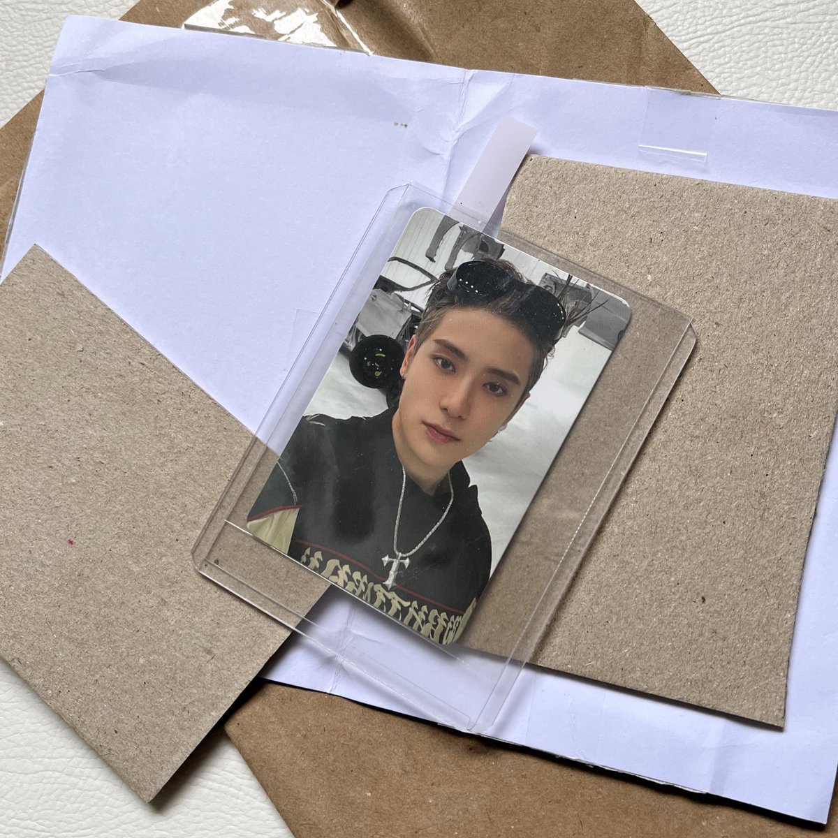 yunowsoobin's tweet photo. feedbacks super positivo para a @yunoaena 🤍🌱 me vendeu meu xodózinho jaehyun 2 baddies, foi super atenciosa e querida, chegou super bem embalado, em perfeito estado e rapidinho!! obrigada 💚 https://t.co/sOGZLhV9aS