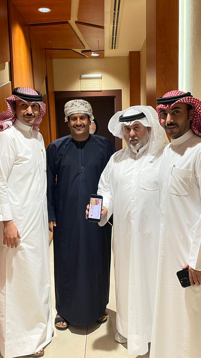 أشكر أخواني الإعلاميين الرائعين 
علي مبارك الهاجري 
@alhagri3li 
خالد مفرح السبيعي 
<a href="/k_alsubaeii/">خالد مفرح</a> 
تركي فهد الهاجري 
<a href="/turkyalhajry/">تركي بن فهد الهاجري</a> 

على كل ما يقدمونه من عطاء وابداع  في خدمة الشعر والشعراء وعاجز عن الشكر والامتنان على حفاوتهم وكرمهم وطيبهم الغير مستغرب