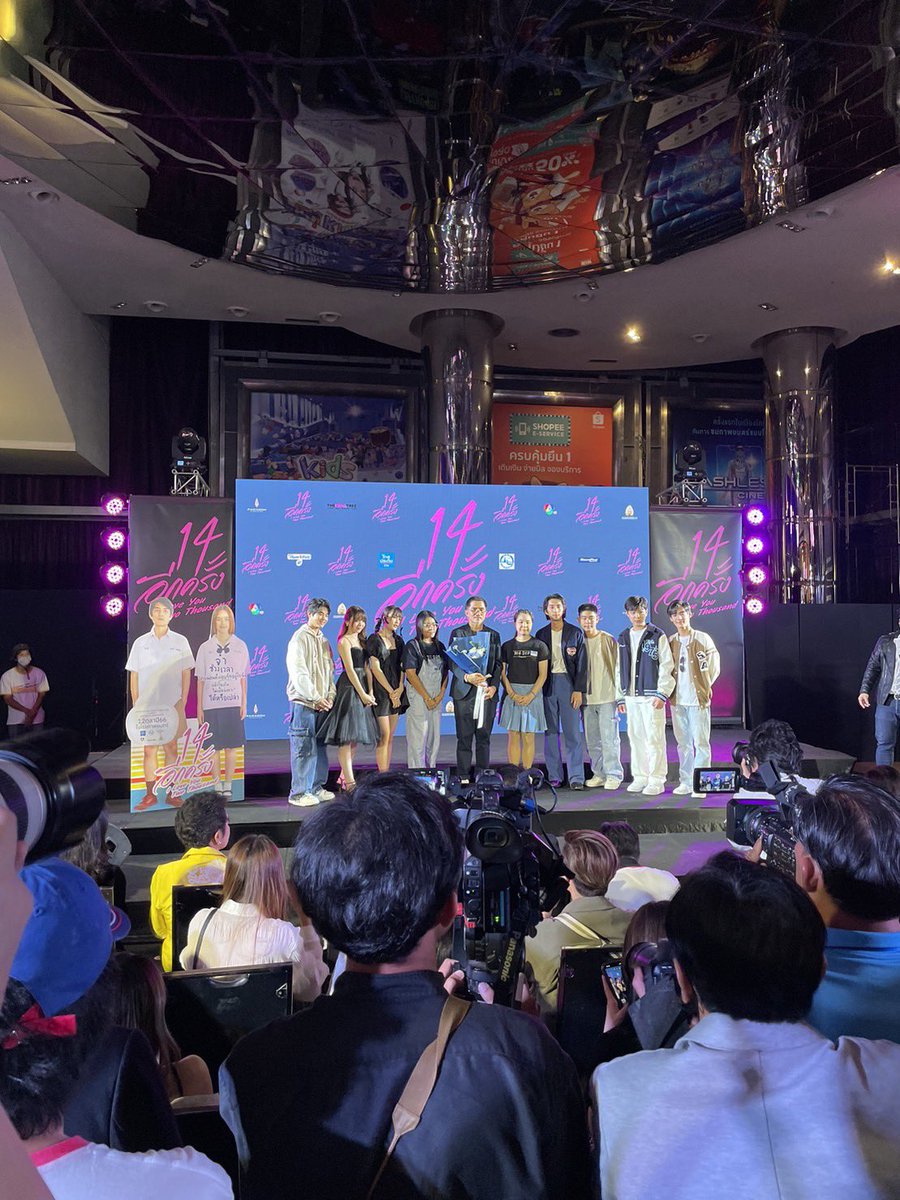 Sahamongkolfilm's tweet photo. วันนี้ คุณพ่อของ บิ๊ก D2B ได้ส่งดอกไม้มาแสดงความยินดีกับภาพยนตร์ #14อีกครั้ง #ILoveYoutwoThousand โดยมีแฟนๆบ้าน BIG เป็นตัวแทนนำมามอบให้กับพี่เป้ ผู้กำกับของเรา
.
ทางบริษัท สหมงคลฟิล์มฯ ต้องขอขอบคุณในความเมตตาของคุณพ่อ และ ความรักของครอบครัวบ้านแฟนคลับที่มอบให้พวกเราครับ https://t.co/boFnhk3dxg
