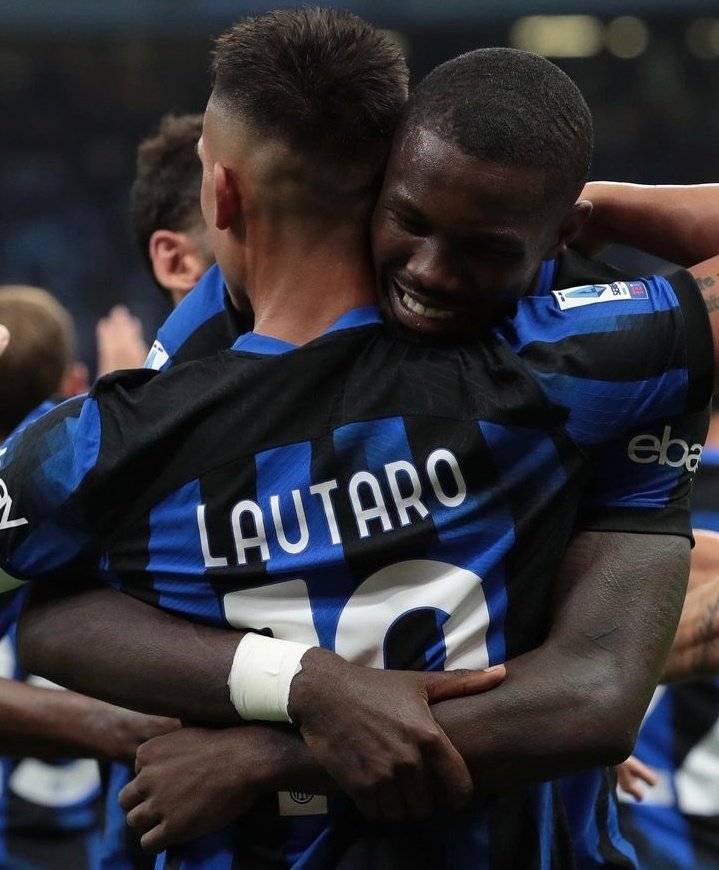 vettoandrea01's tweet image. La coppia thu-la vi augura una buona serata a tutti gli interisti nel mondo #inter #interamala #interfans 🖤💙