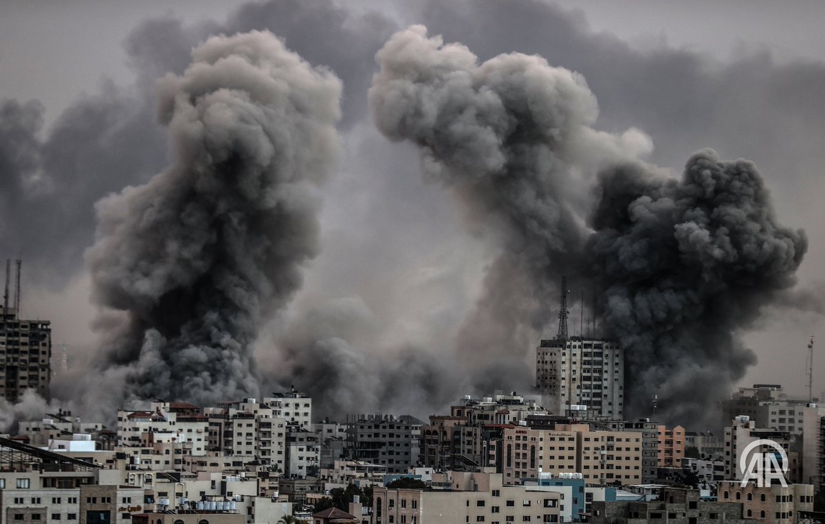 İsrail savaş uçakları, Gazze Şeridi'ndeki er-Rimal mahallesinin büyük bir bölümünü bombaladı. 📸:Ali Jadallah <a href="/FiratYurdakul/">Fırat Yurdakul</a>