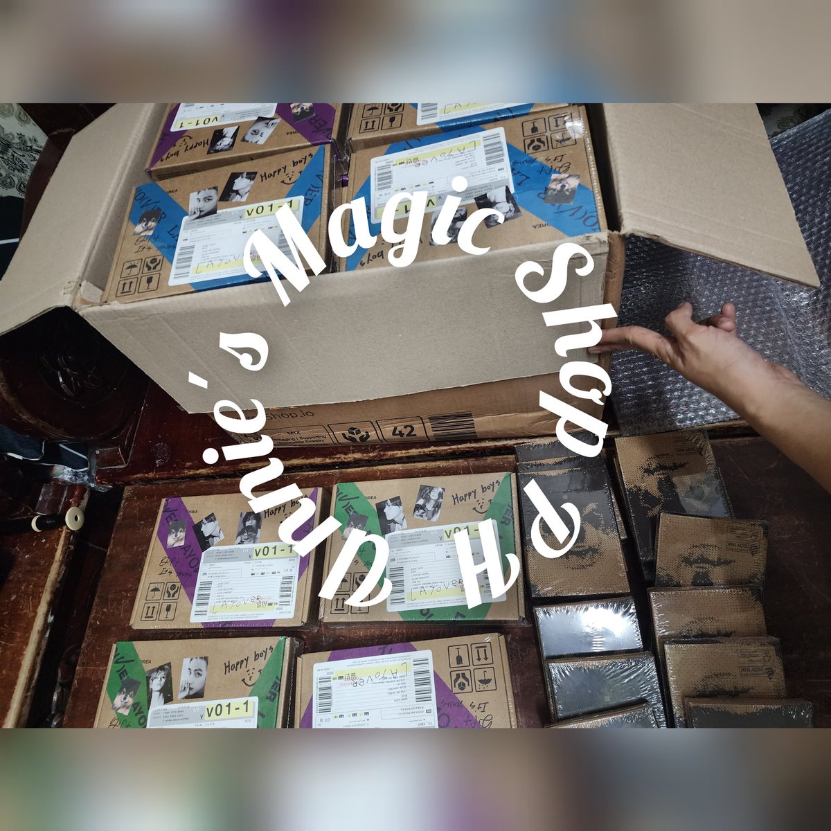 UnniesMagicPH's tweet photo. ‼️ITEMS ARRIVED IN PH‼️

-Layover

Grabe now ko lang nrealized dmi pla nting orders nto🥹

3box puno ng albums ung 2 dko na mbuhat pero aun thank u so much po sa support sa ating V my 40+ pa pong in transit to Ph,sna suportahan dn natin ang ating golden maknae.🙇💜

#UMSPHUpdate https://t.co/6CjEWCAQWt
