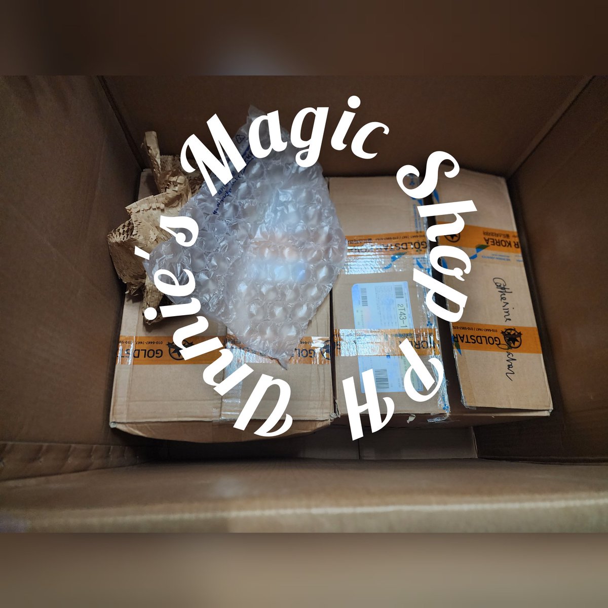 UnniesMagicPH's tweet photo. ‼️ITEMS ARRIVED IN PH‼️

-Layover

Grabe now ko lang nrealized dmi pla nting orders nto🥹

3box puno ng albums ung 2 dko na mbuhat pero aun thank u so much po sa support sa ating V my 40+ pa pong in transit to Ph,sna suportahan dn natin ang ating golden maknae.🙇💜

#UMSPHUpdate https://t.co/6CjEWCAQWt