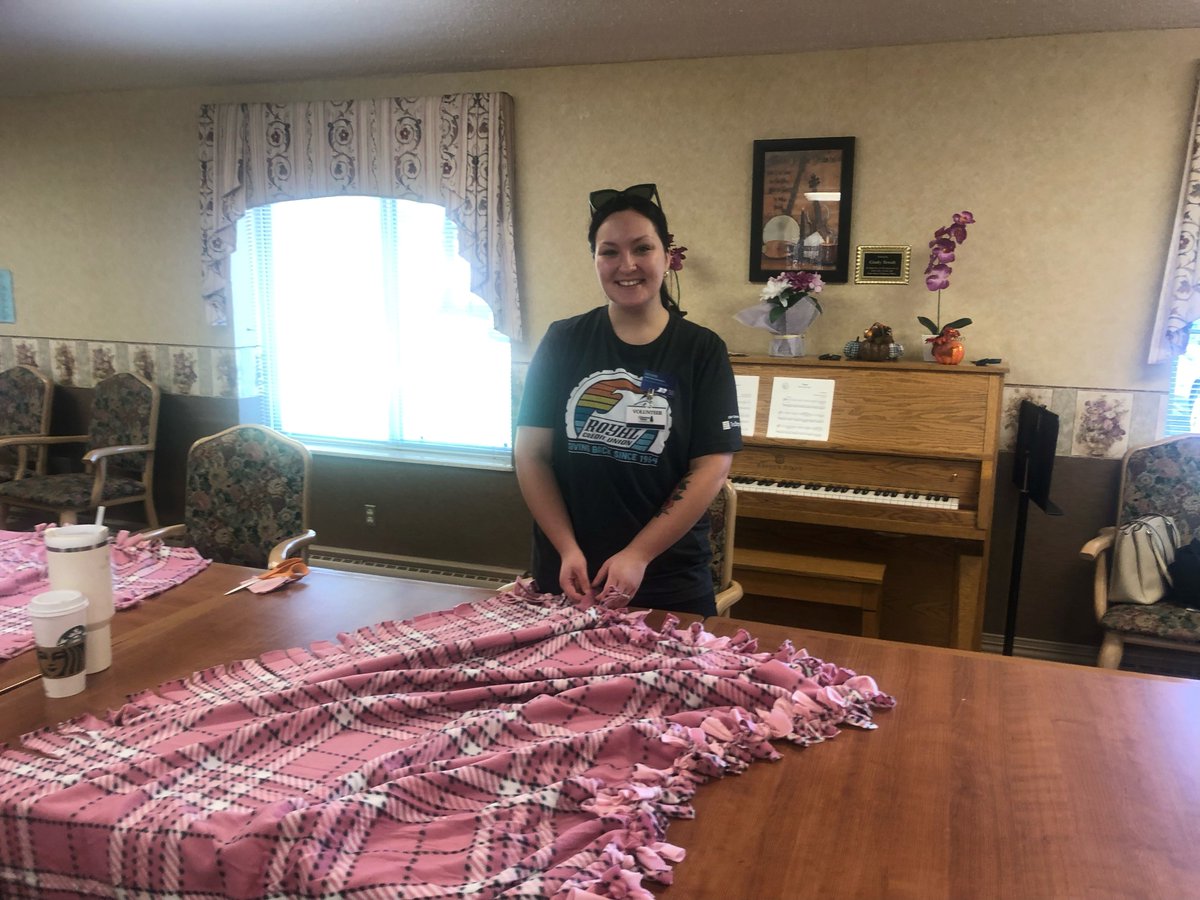 Royal_CU's tweet photo. Amazed to see all of the things accomplished before lunch! These groups are at Hunt Hill Sanctuary, Chippewa Manor, and White Bear Area Food Shelf. Tune into our Facebook page to see all of the other projects happening today! #RoyalGivesBack #CommunityGiveBackDay https://t.co/zM82cSYJW3