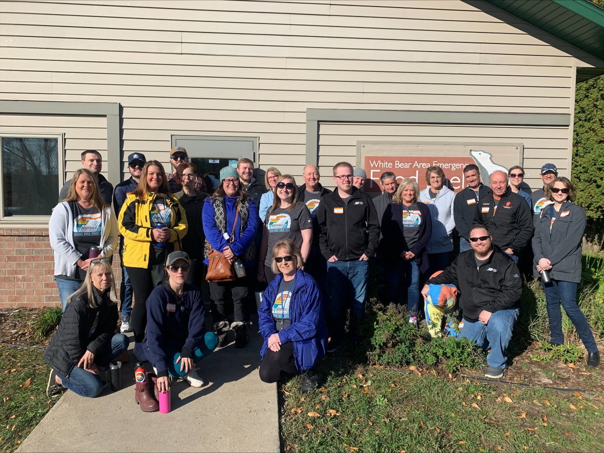 Royal_CU's tweet photo. Amazed to see all of the things accomplished before lunch! These groups are at Hunt Hill Sanctuary, Chippewa Manor, and White Bear Area Food Shelf. Tune into our Facebook page to see all of the other projects happening today! #RoyalGivesBack #CommunityGiveBackDay https://t.co/zM82cSYJW3