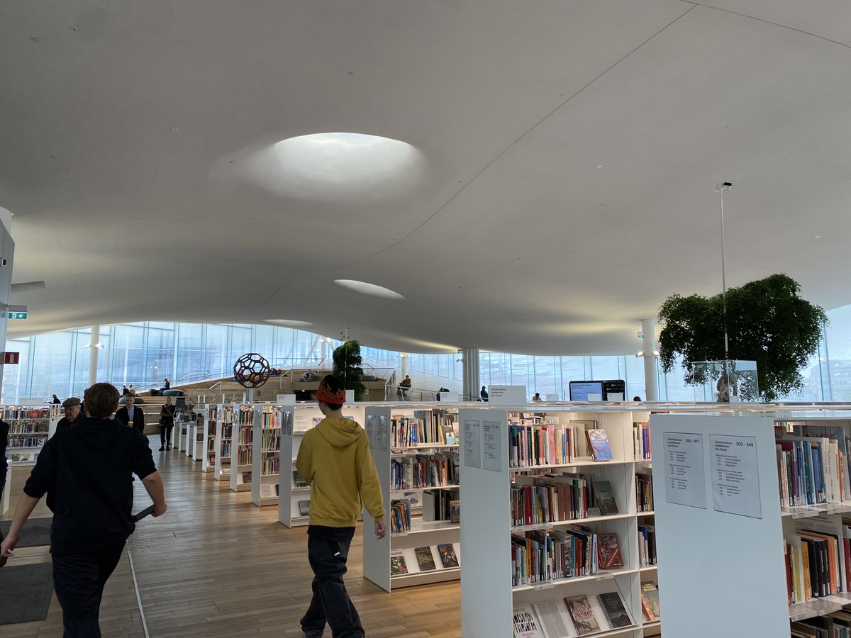 ktkn_ken's tweet photo. フィンランド滞在で最も衝撃を受けたのが、ヘルシンキ中央図書館の「Oodi (オーディ)」です。広々とした明るいデザインやバリアフリーの行き届いた設計、あちこちに設置されたソファーや読書スペース、電子書籍も含めた膨大な蔵書数もさりながら、最も衝撃だったのは2階にある作業スペースでした (続) https://t.co/sNhZTvHKii