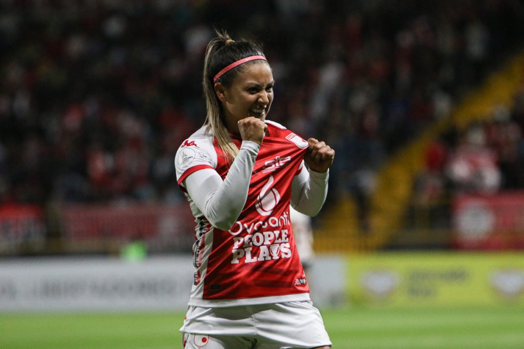 Hat-trick ⚽️⚽️⚽️ +3 
Agradecida con Dios y <a href="/LeonasSantaFe/">Santa Fe Femenino</a> 😍⚡️