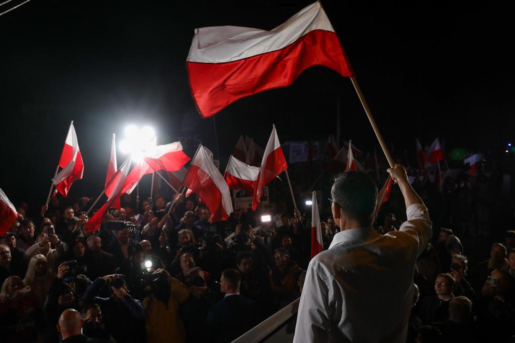 Donald Tusk pokonany. Premier @MorawieckiM wygrał debatę. Gratulujemy Panie Premierze! 👏🇵🇱 #TylkoPiS #debata