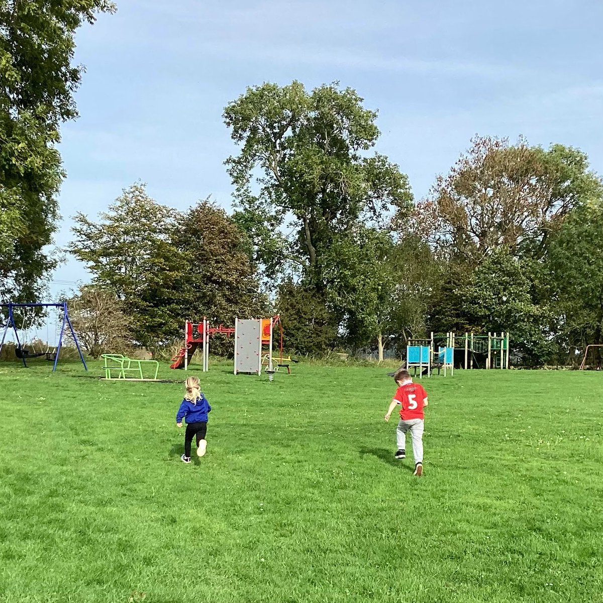 elton_school's tweet photo. Great to make the most of the 🌞 with our @ProgSportEastMi #PElesson. Good to be outside 😃
#SchoolPE #keepingfit #derbyshiredales #peakdistrict #matlock #derbyshire https://t.co/701dByRo1f