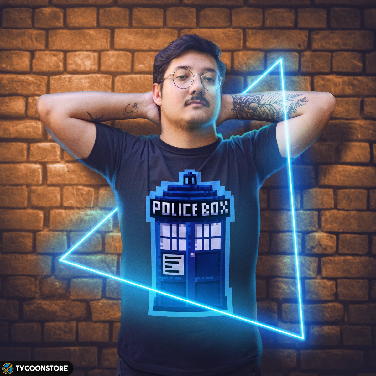 TycoonStore's tweet photo. Camiseta preta com a máquina do tempo mais famosa do mundo 😍 A Tardis está te esperando no meu site, também em outros produtos como canecas e almofadas!
#camisetageek #camisetanerd #camisetaserie #camisetapretageek #tycoonstore https://t.co/t2Mj5VXqmx