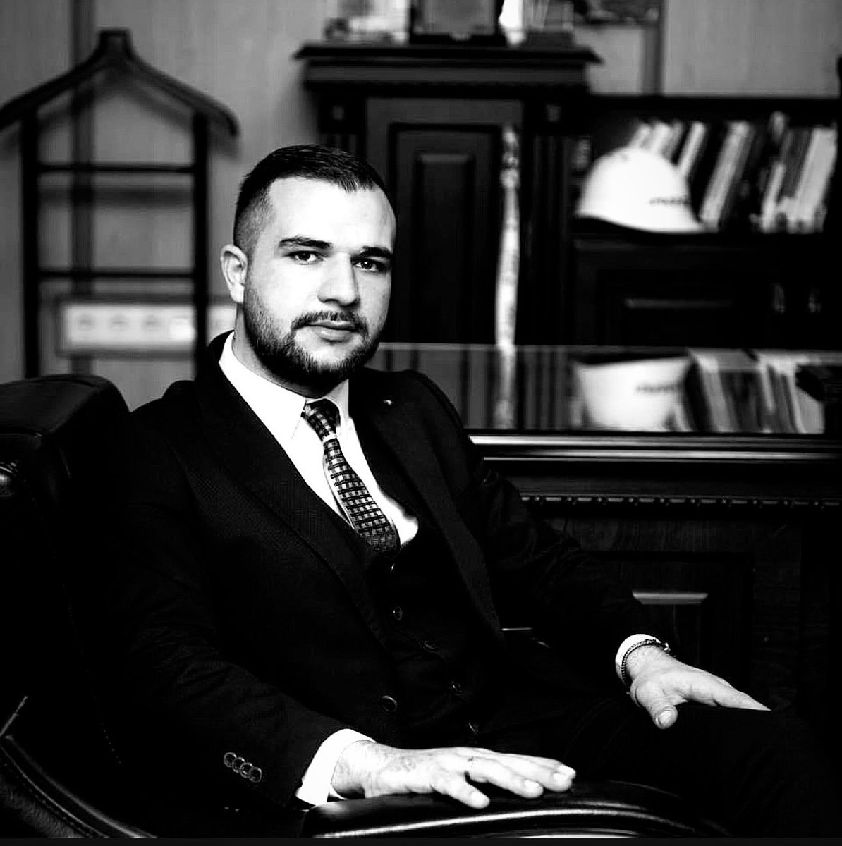 “İnnâ lillâhi ve innâ ileyhi râciûn”
Çok sevdiğim kardeşim, dostum Ender Kaya hakka yürümüştür. Cenazesi yarım ikindi namazına müteakip Selendi Çarşı Camiinden kaldırılacaktır.
Rabbim mekanını cennet eylesin güzel yürekli kardeşim benim..