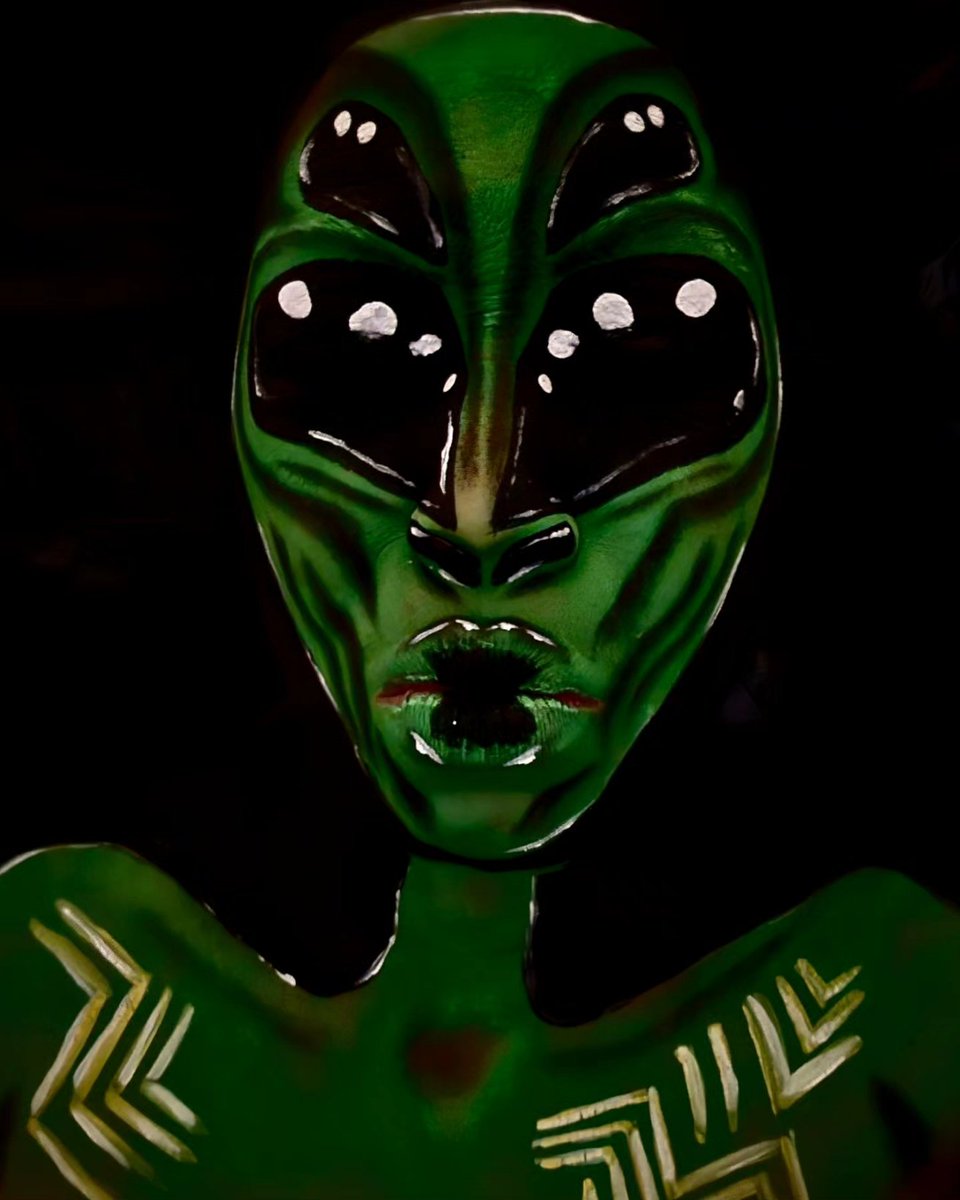SadeLAvon's tweet photo. Day 5!! 🎃  #31daysofhalloweenmakeup 

@tagbodyartofficial body paint
@bluesquid brushes
@sillyfarm brushes
@krazefx body paint 
@Mehron Makeup 

#sfxmakeup
#pittsburghartist
#cosplay  #alien #aliensighting 
#halloween2023 #Halloween #halloweenlover #makeuplovers #satisfying https://t.co/r5WjwTFACU