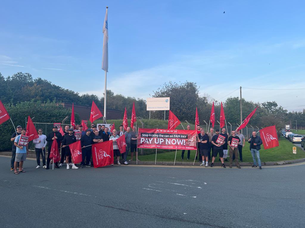 Jo Goodchild (@jowillgood76) on Twitter photo Extremely proud to stand today with our <a href="/UniteWales/">UniteWales</a> members from Ardagh Metal Packaging #Wrexham in a dispute over pay.
Last year their employer paid out £20m in dividends!!!
Profits are up - time to pay up! Extremely proud to stand today with our <a href="/UniteWales/">UniteWales</a> members from Ardagh Metal Packaging #Wrexham in a dispute over pay.
Last year their employer paid out £20m in dividends!!!
Profits are up - time to pay up!