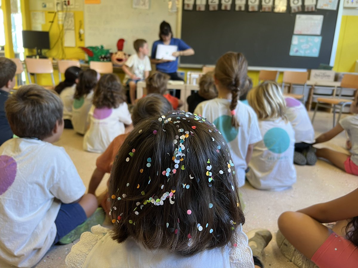 artiescola's tweet photo. Aconseguim el repte de fer una piscina de confeti!!! Convidem a l’artista Carla Aledo, autora del cartell de les Santes, a entrar-hi! El confeti ens connecta amb la festa major i amb el cartell 🔴 Vivim l’experiència des de l’emoció compartida!!! Gràcies Carla #Fonoll #TallerdArt https://t.co/S8fPPeK3cl