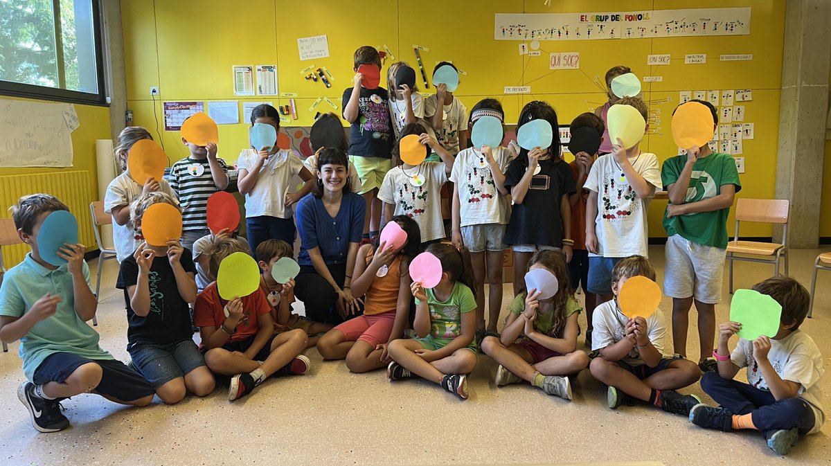 artiescola's tweet photo. Aconseguim el repte de fer una piscina de confeti!!! Convidem a l’artista Carla Aledo, autora del cartell de les Santes, a entrar-hi! El confeti ens connecta amb la festa major i amb el cartell 🔴 Vivim l’experiència des de l’emoció compartida!!! Gràcies Carla #Fonoll #TallerdArt https://t.co/S8fPPeK3cl