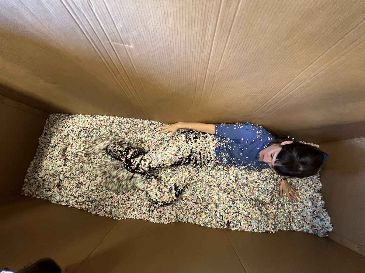 artiescola's tweet photo. Aconseguim el repte de fer una piscina de confeti!!! Convidem a l’artista Carla Aledo, autora del cartell de les Santes, a entrar-hi! El confeti ens connecta amb la festa major i amb el cartell 🔴 Vivim l’experiència des de l’emoció compartida!!! Gràcies Carla #Fonoll #TallerdArt https://t.co/S8fPPeK3cl