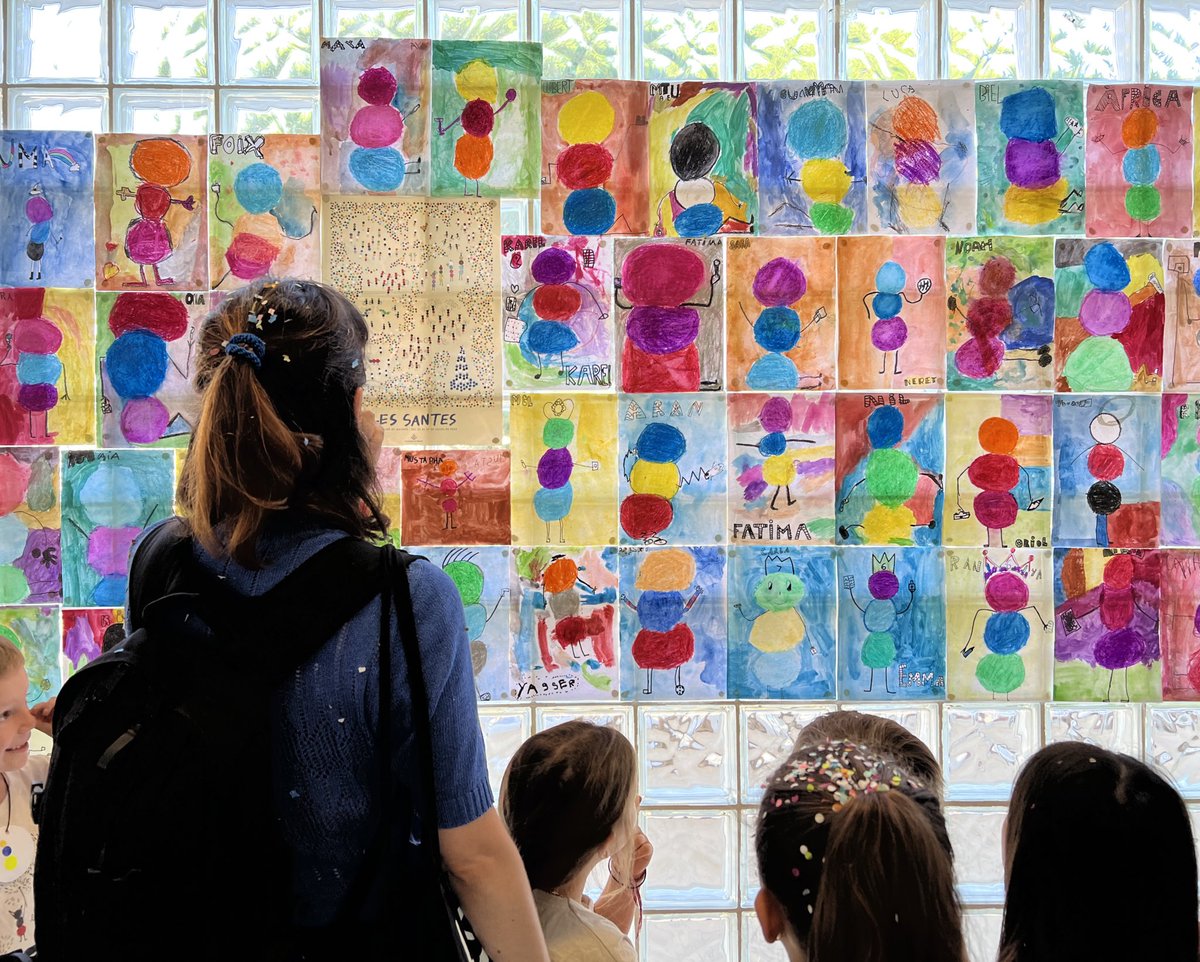 artiescola's tweet photo. Aconseguim el repte de fer una piscina de confeti!!! Convidem a l’artista Carla Aledo, autora del cartell de les Santes, a entrar-hi! El confeti ens connecta amb la festa major i amb el cartell 🔴 Vivim l’experiència des de l’emoció compartida!!! Gràcies Carla #Fonoll #TallerdArt https://t.co/S8fPPeK3cl