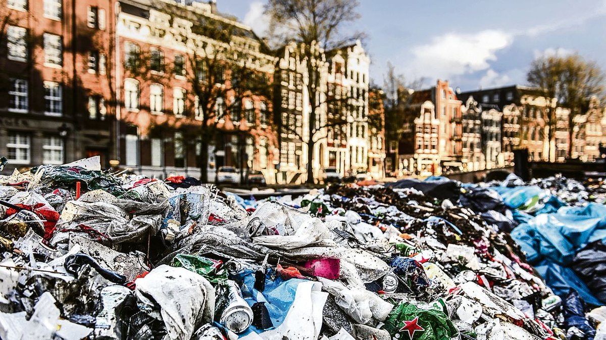 MarijkeRKLB's tweet photo. Kijk nou toch eens hoe de bezoekers van #ForumOutside #FVD in Eefde dit weekend het terrein en omgeving achtergelaten hebben.

Ik begrijp dit niet, waarom Thierry Baudet?

Waar is dit voor nodig, wat een schande, bah.

/s https://t.co/ZZiSLGUF29