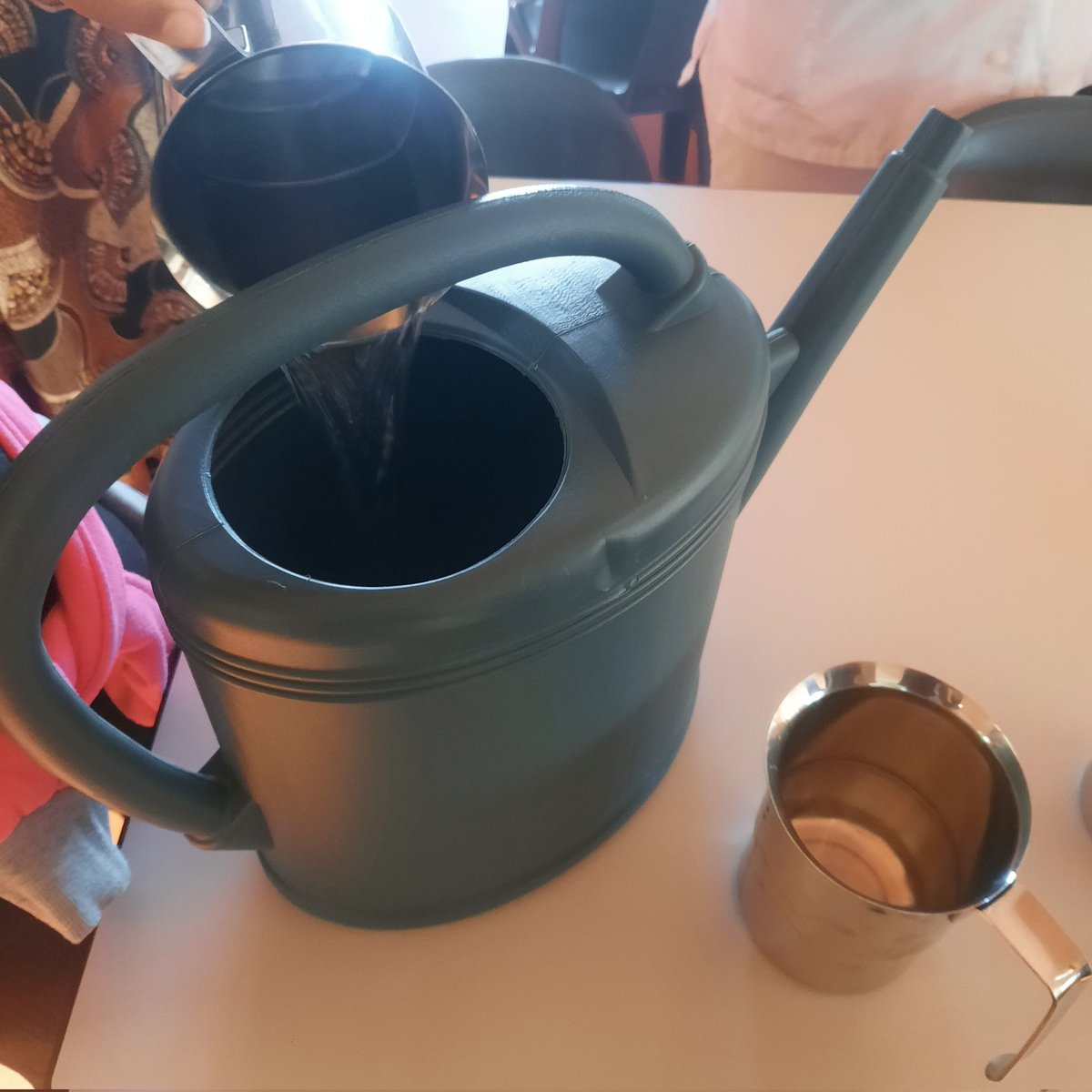 Camille_2Neau's tweet photo. [VUE À L'ÉCOLE] A la fin de la cantine de la @VillePibrac, les arrosoirs sont de sortie sur les tables ! Les enfants y vident les restes des carafes qui ensuite permettent d'arroser leurs plantes et pieds de tomates dans la cour. Ingénieux nos petits écoliers ! 💡👌 #zerogaspi https://t.co/VbLJmuVRkk