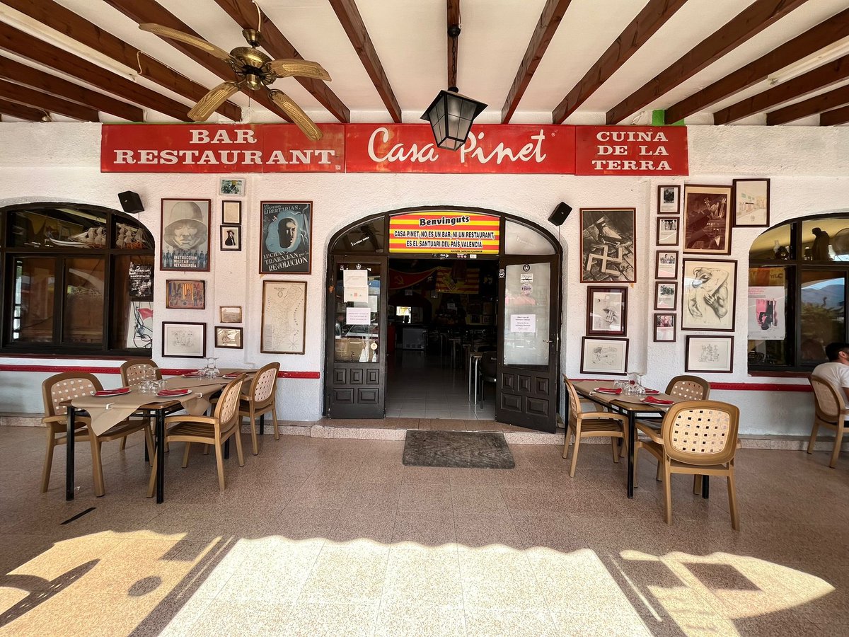 rapepla's tweet photo. El propietari de Ca Pinet (Alcalalí) comenta que la falta de suport social l’abocarà a tancar l’emblemàtic restaurant

Un establiment que frega els 50 anys d’història de gastronomia local i valencianisme

Un museu identitari. Una experiència

Li donem suport anant i compartint? https://t.co/Tzg5PTaeA6