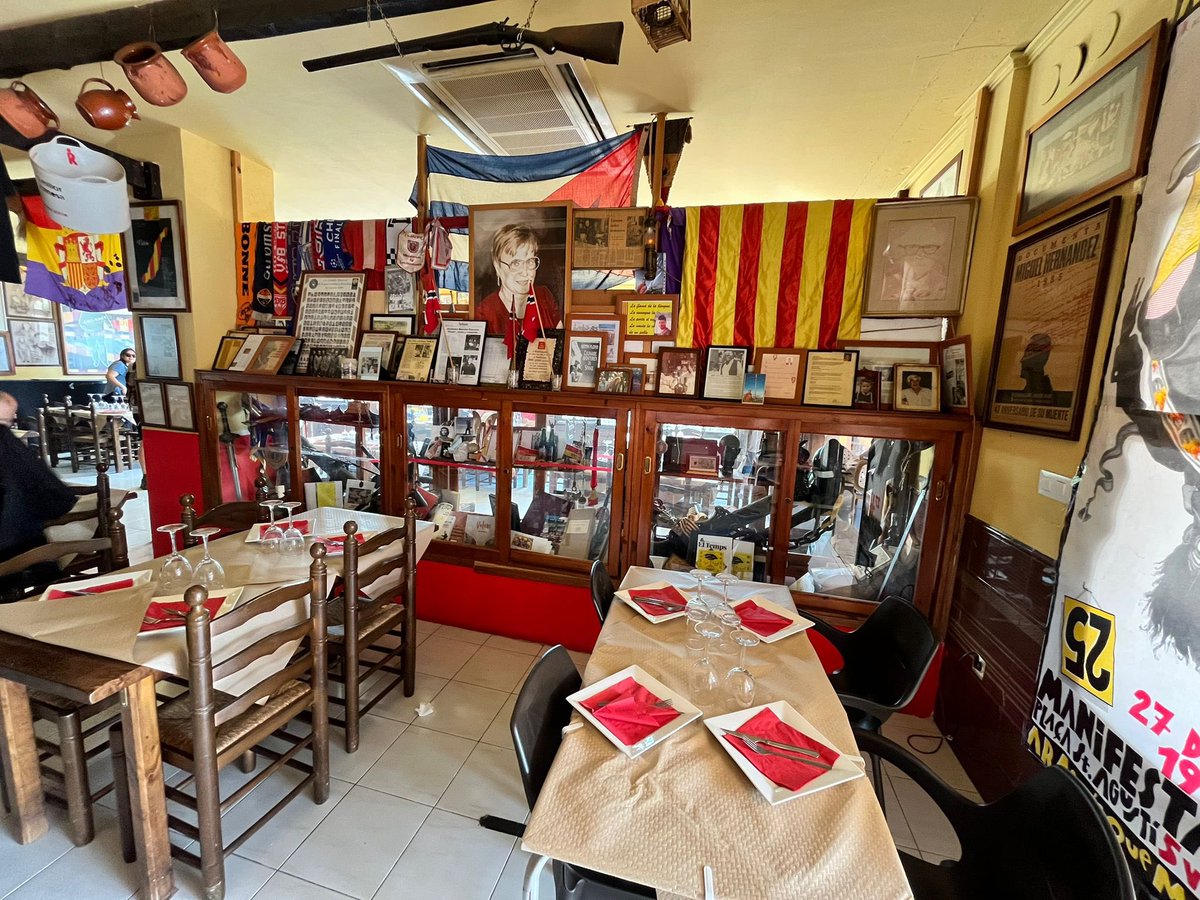 rapepla's tweet photo. El propietari de Ca Pinet (Alcalalí) comenta que la falta de suport social l’abocarà a tancar l’emblemàtic restaurant

Un establiment que frega els 50 anys d’història de gastronomia local i valencianisme

Un museu identitari. Una experiència

Li donem suport anant i compartint? https://t.co/Tzg5PTaeA6