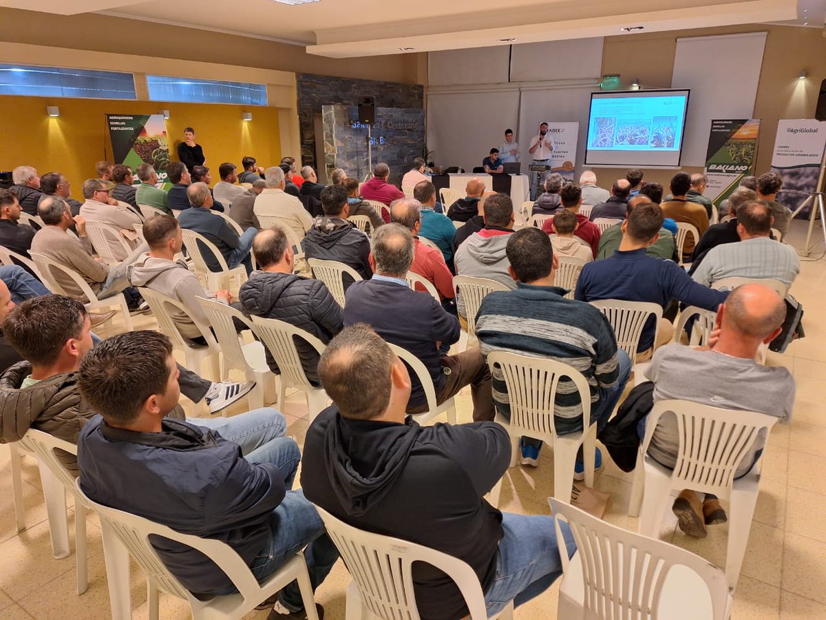 matiastesta_ia's tweet photo. El martes 3 de Octubre estuvimos acompañando a BakianoAgro en su cena anual y presentamos nuestra paleta de soluciones desde Nutrición Vegetal y Semillas de ALZ AGRO!!
#Smartfoil
#TokePlus
#Evolutio
#alzsorgos
@semillasnord
@ALZ_Agro https://t.co/kGJh047fCz