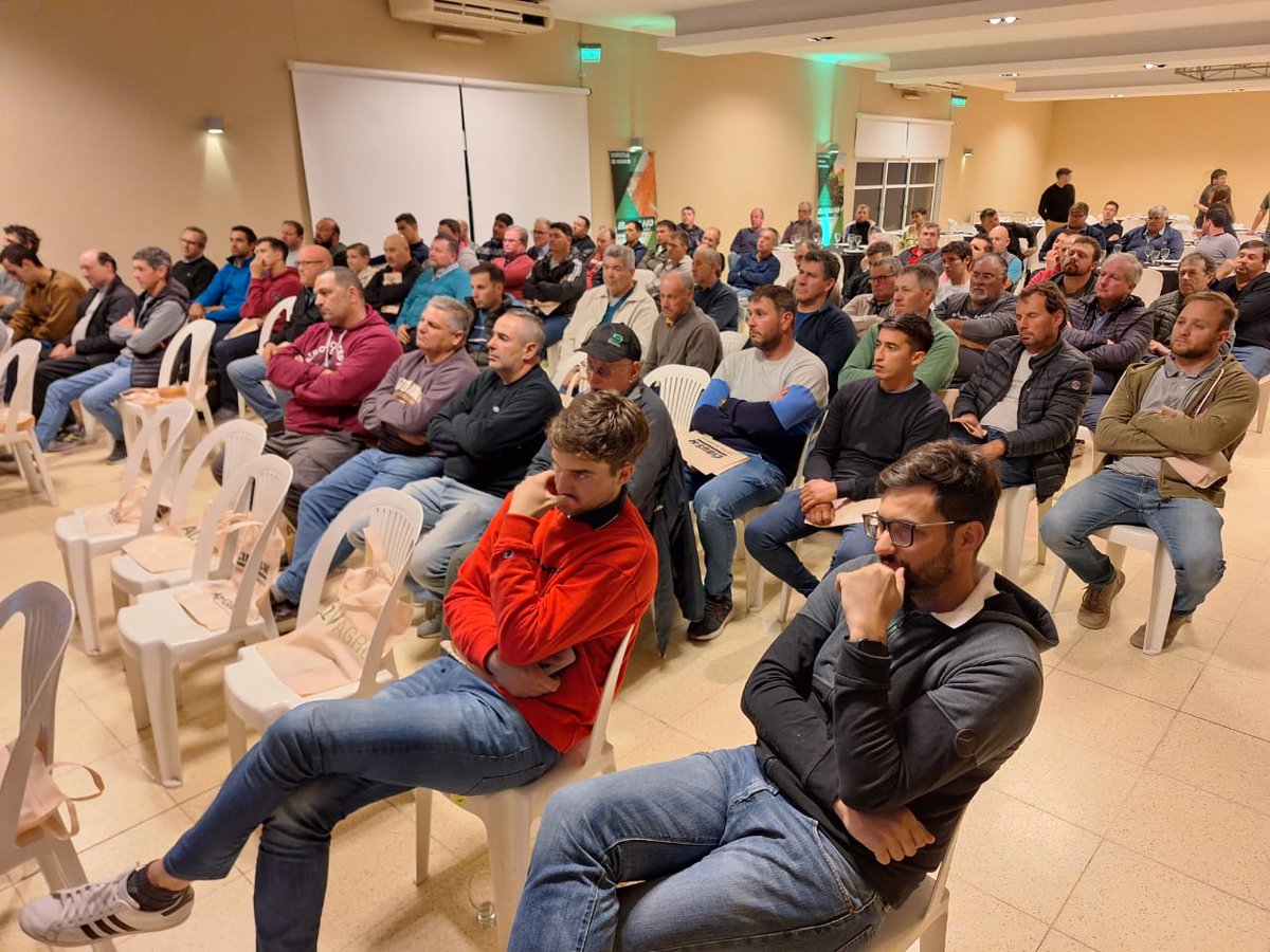 matiastesta_ia's tweet photo. El martes 3 de Octubre estuvimos acompañando a BakianoAgro en su cena anual y presentamos nuestra paleta de soluciones desde Nutrición Vegetal y Semillas de ALZ AGRO!!
#Smartfoil
#TokePlus
#Evolutio
#alzsorgos
@semillasnord
@ALZ_Agro https://t.co/kGJh047fCz