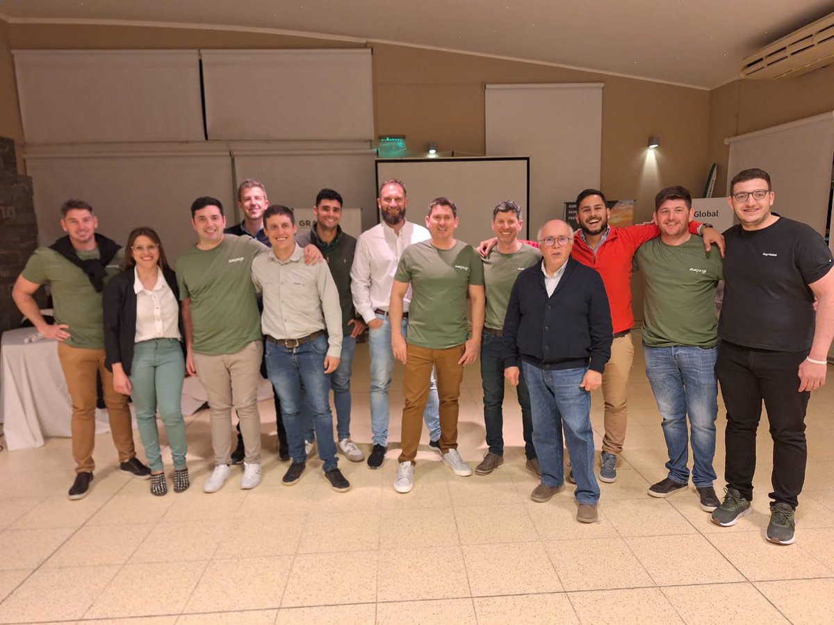 matiastesta_ia's tweet photo. El martes 3 de Octubre estuvimos acompañando a BakianoAgro en su cena anual y presentamos nuestra paleta de soluciones desde Nutrición Vegetal y Semillas de ALZ AGRO!!
#Smartfoil
#TokePlus
#Evolutio
#alzsorgos
@semillasnord
@ALZ_Agro https://t.co/kGJh047fCz