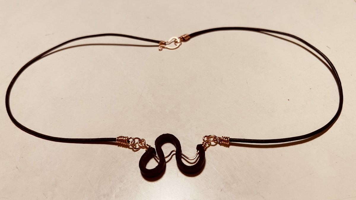 Ullemandart's tweet image. Just in! This necklace blends the rugged charm of leather with the lustrous allure of copper. A versatile piece for both casual days and special nights. #LeatherLuxe #CopperChic #TimelessTrend #ElegantAdornment #leather