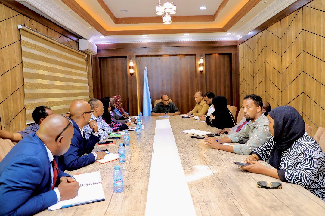 SaveChildrenSO's tweet photo. A high-level delegation from the African Union and Save the Children has paid courtesy visit to the Federal Ministrt of Justice and the Constitution, and Ministry of Women and Human Rights Development. 

The main purpose of the visit was to advocate for the ratification of the African Charter on the Rights and Welfare of Children, and follow up with the government on the progress made by Somalia  Federal Government. 

The committee and Save the Children urged governmeng to expedite the ratification process. #ACRWCratification #ChildRights #AfricanCharter 

@MwomenHRD @MojSomalia