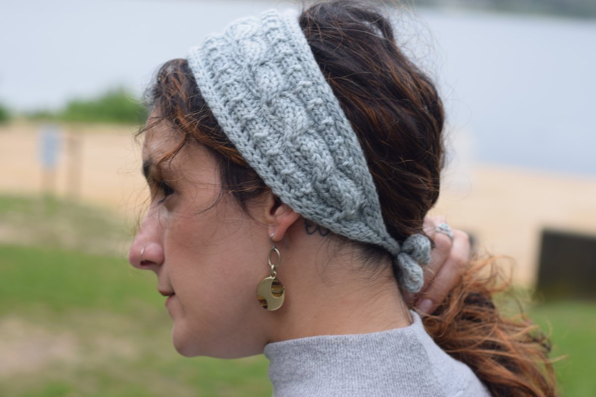 papermoonknits's tweet photo. • ☾ • When I almost use up all of the yarn in a beautiful skein and think...what do I do with less than 75 yards? Here's the answer. 

Knit a headband.

That's how the idea for this one evolved. I knit a hat, loved the motif, had more than a bit left over, so ... https://t.co/bbMcjVgoVT