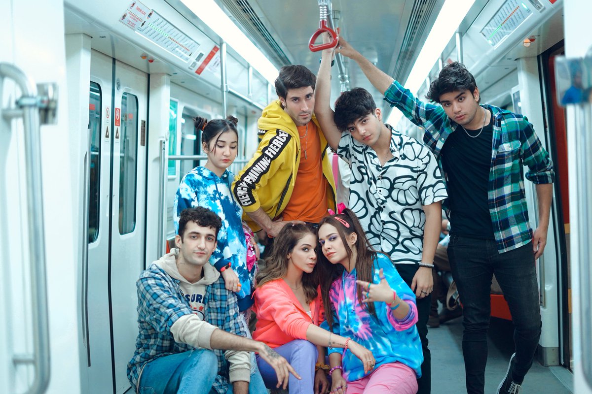 EshaArain's tweet photo. Behind-the-scenes of 'tu Jo Mila Tha' - where chaos met creativity and energy was off the charts! 📸🎶 

#BTS #TuJoMilaTha #LatestMusicVideo #Vibing #FunTimes https://t.co/K3yYiJmksm