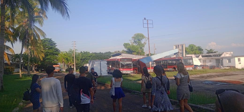 Alex_Tapanes's tweet photo. Inicia recorrido de los Talleristas y a la vez comunicadores de los Proyectos FAO (#MAS, #COBIMAS, #POSAS y #CONSAS) por las áreas de la @eictv_cuba, espacio de capacitación para las personas que se encargan de mostrar las buenas prácticas de la agricultura sostenible en Cuba. https://t.co/4p1YXPfvH5
