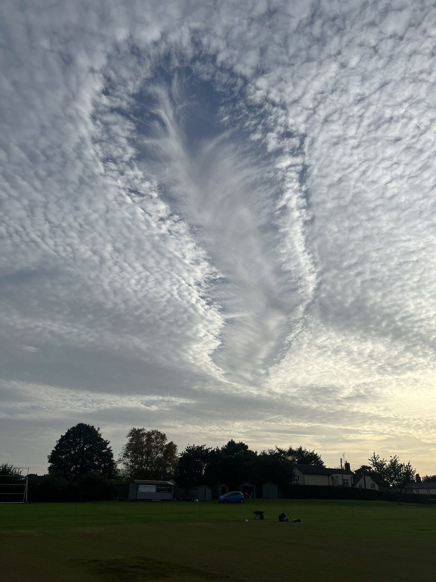 lisadavies_'s tweet photo. Does anyone know what this cloud is called..? Looks like a feather, at Barlaston CC last night. 😍 https://t.co/hsjMcUmCdX