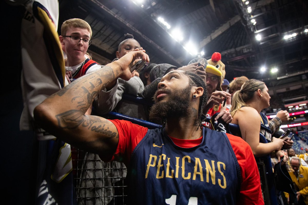 It was nice to see friends and family come out to the Pelicans’ Open Practice at the Smoothie King Center where players took pictures and signed autographs with fans. 🙌

neworlns.co/3rzrjs0
