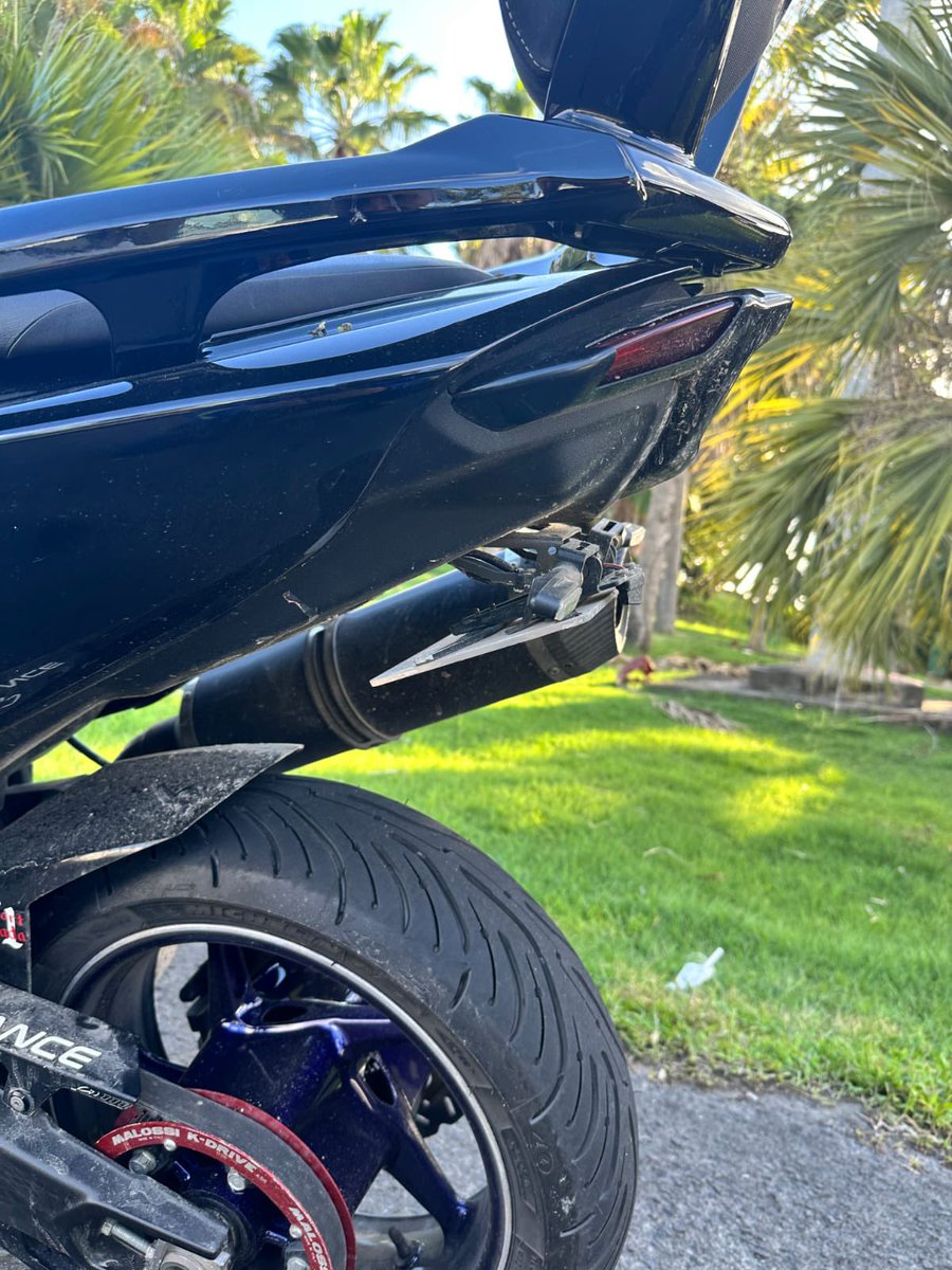 LalelleEmma's tweet photo. [#ContrôlesRoutiers] Les motards de la brigade motorisée des Abymes ont relevé 12 excès de vitesse, dim, en marge du championnat de supermotards, à Jarry. Un scooter Tmax contrôlé à 142km/h pour une vitesse limitée à 110 sans permis et avec plaque d’immatriculation amovible. https://t.co/GbJMzDBcTJ