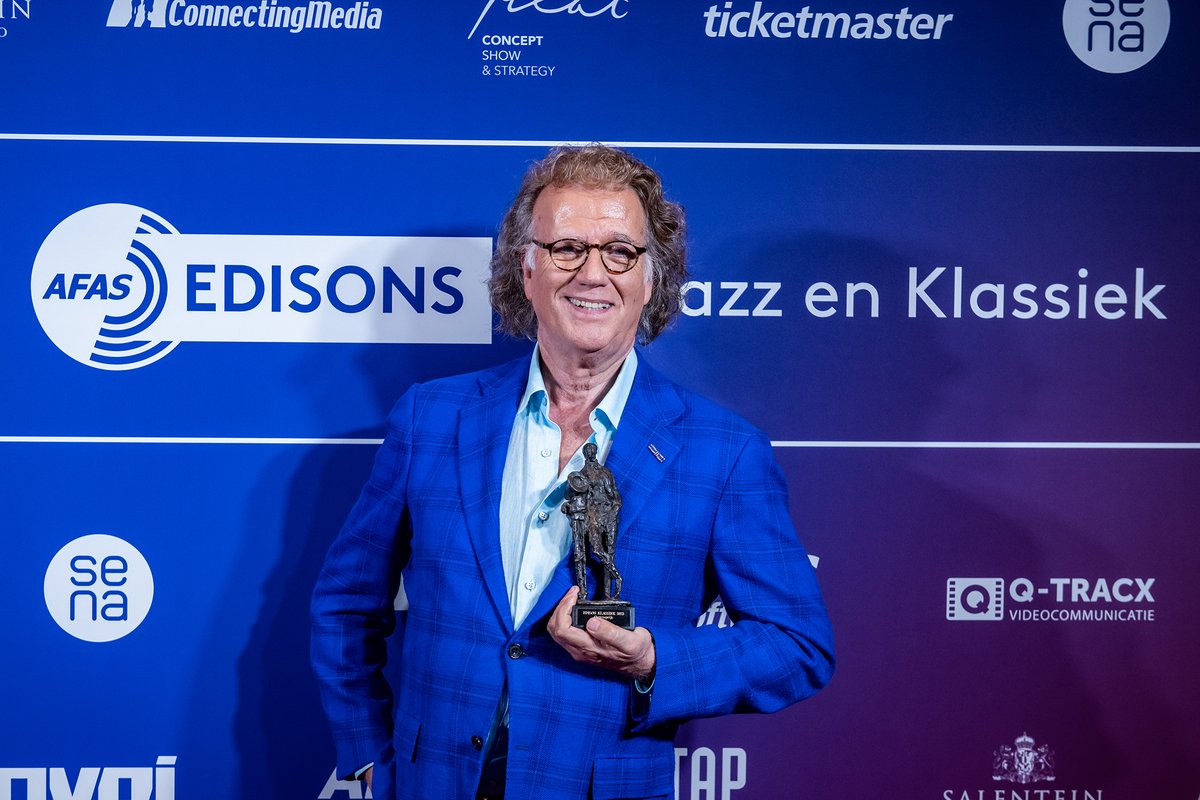 André Rieu heeft vanavond de Edison Oeuvreprijs Klassiek 2023 gewonnen. Volgens de jury verovert hij al meer dan dertig jaar wereldwijd nieuwe harten voor klassieke muziek. Vanavond schuift hij aan bij #Humberto