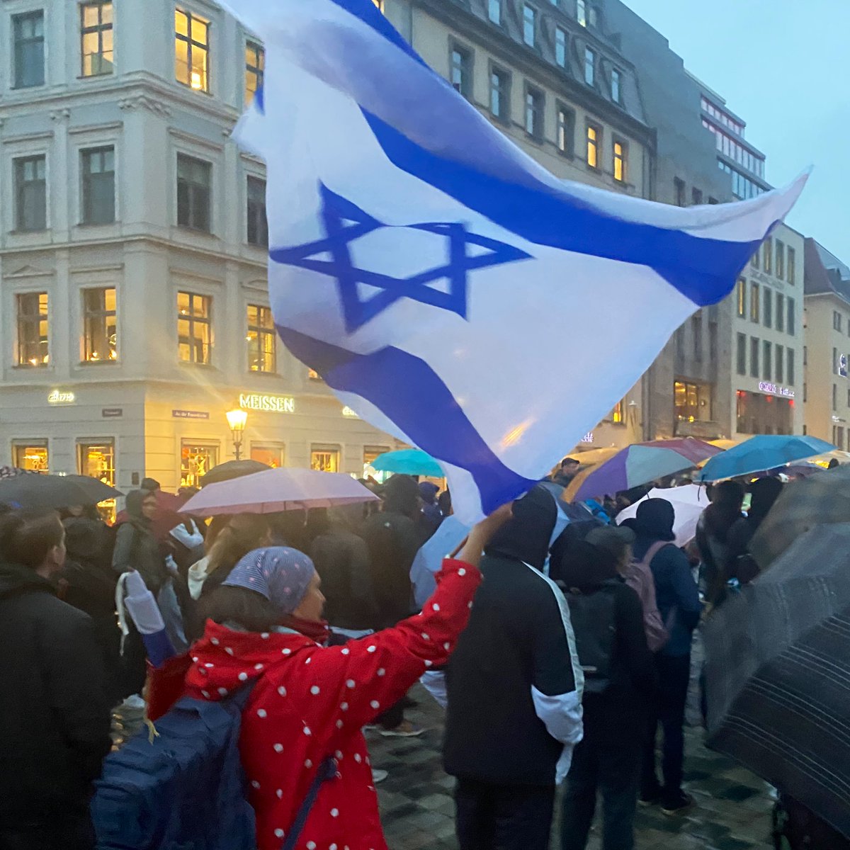 BuntesDresden's tweet photo. «Unsere Gedanken sind bei den Verletzen, den Entführten und bei den Familien der Ermordeten.» 
Jüdische Gemeinde Dresden 

Rund 150 bis 200 Menschen kamen auf den Dresdner Neumarkt, um ihre Solidarität mit Israel zu zeigen. 
#StandWithIsrael 🇮🇱🫶 #DD0910 #Dresden https://t.co/TyGglC7vyH