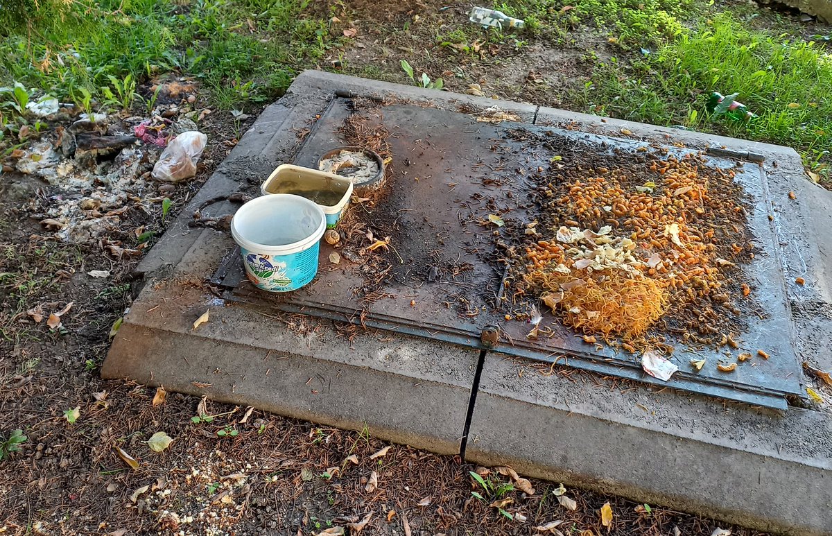 İşte böyle hayvan beslenmez.😔
<a href="/odunpazari/">Odunpazarı Belediyesi</a> sizlerden yardım rica ediyorum bu konuda. Buranın temizliğini yapıp yasal uyarı afişlerinden  asabilir misiniz? Maalesef hem insan hem hayvan sağlığını kötü etkileyecek kadar pis burası.