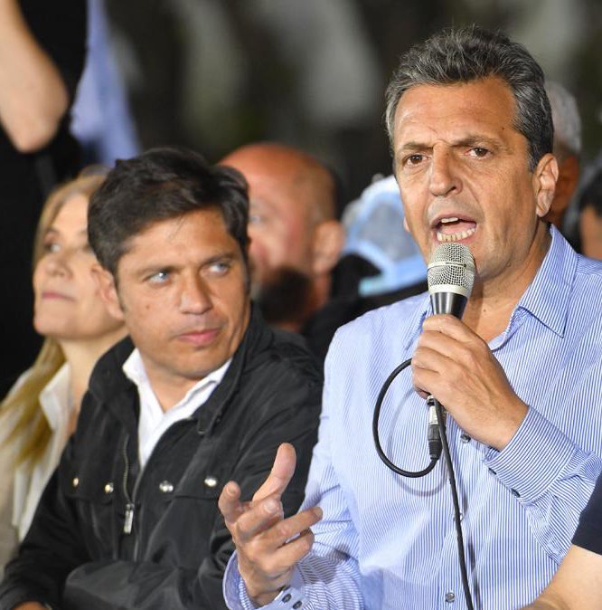 El dólar está casi a $1000, la pobreza en más del 60%, los jubilados comiendo de la basura pero todavía hay millones de pelotudos que piensan votar a Massa y Kicillof. ✌️☠️⚰️