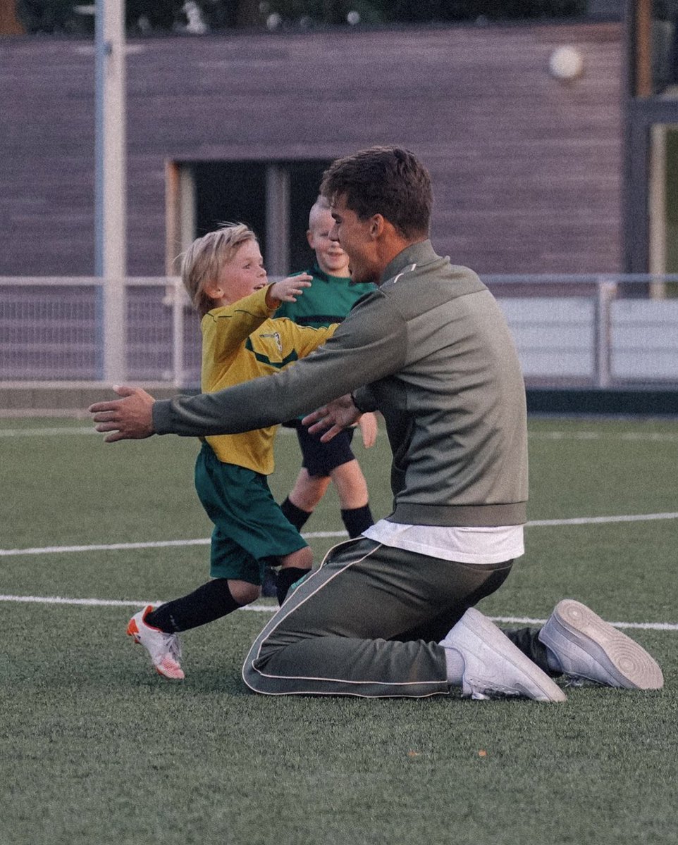 JiryFunke's tweet photo. Waanzinnig mooie foto. Een piepjong Fortuneesje beleeft een moment dat hij nooit zal vergeten: voetballen mét en een knuffel krijgen ván Rodrigo Guth. En op diverse locaties in Limburg voltrokken zich soortgelijke taferelen. Steevast gevoed door talloze bewonderende kinderoogjes. @FortunaSittard bewijst eens te meer zijn immense waarde voor de maatschappij.

@sittardgeleen kijken jullie weer even mee? #FortunaVerbindt