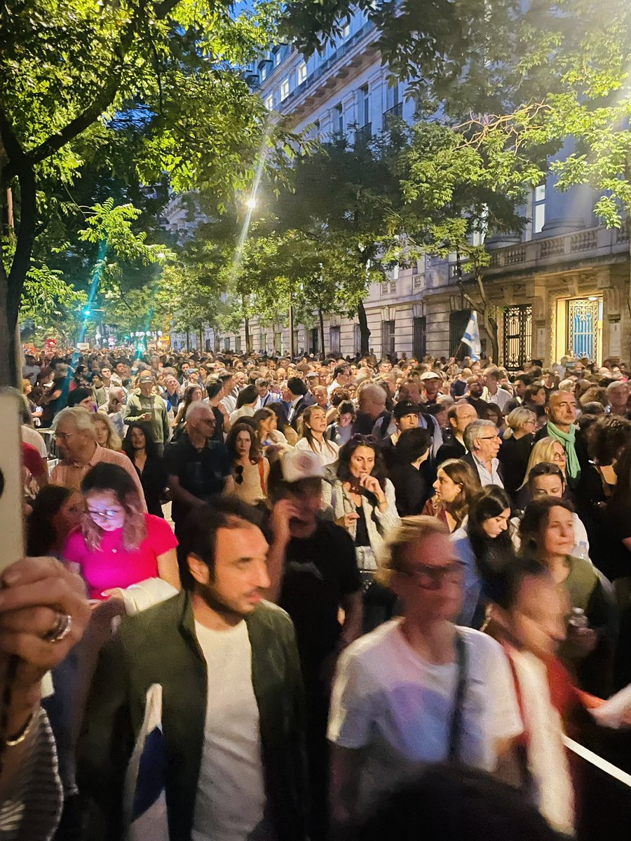 Foule parisienne émue et chaleureuse pour dire au peuple d’Israël : on vous soutient et on vous aime ! 🇫🇷🇮🇱