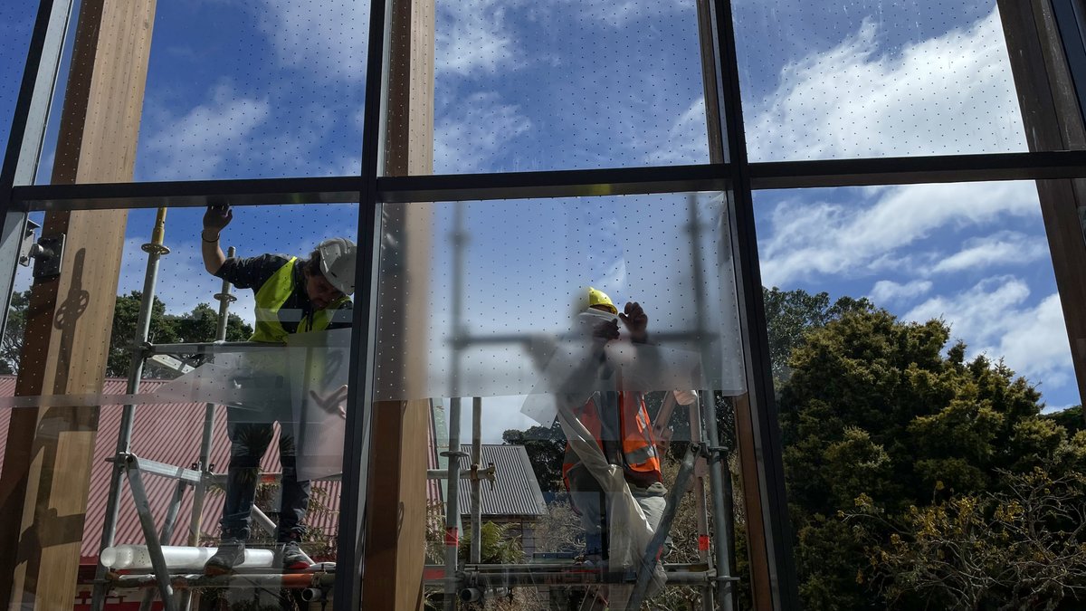 KereruDiscovery's tweet photo. Bird Safe update on the Wellington Cable Car Terminal.
Day 1 - A lot of progress was made even with the wind picking up in the afternoon.
Day 2 - Hope to see the North side completed today and then onto the West end
@FeatherFriendly #BirdSafeWindows https://t.co/klNQZUbSoZ