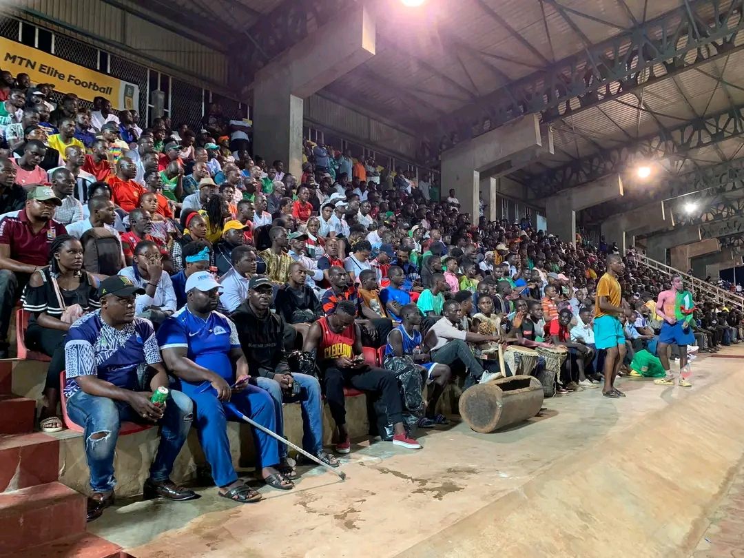 AllezLesLions's tweet photo. 🔴 Le Stade militaire de Ngoa-Ekele a fait le plein ce lundi pour la rencontre de MTN Elite One entre le Canon de Yaoundé et PWD de Bamenda. 🇨🇲

📸 TyJu Info Sport https://t.co/l69jtHFBJY