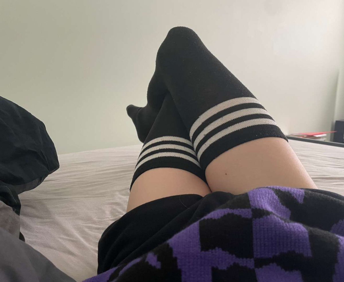 Diztraint's tweet photo. More morning pics #Femboy #legs  #socks https://t.co/dVtK5l0rqc