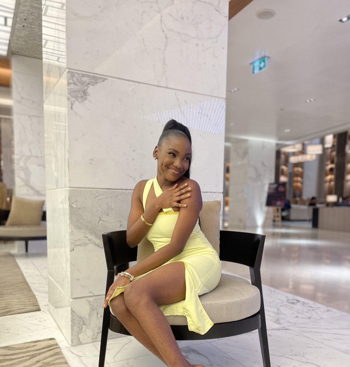 taiwoag's tweet photo. blooming 🌻💛 https://t.co/oOg3FXMkrG
