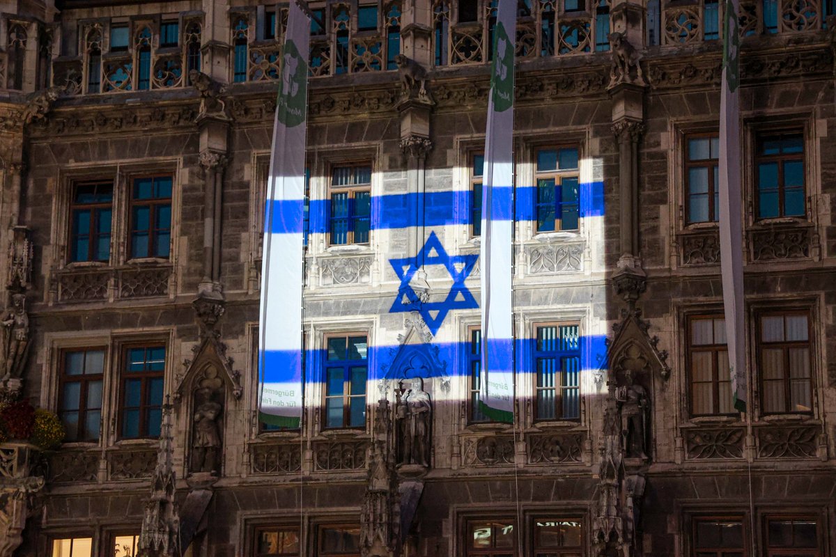 Ein leuchtendes Zeichen der Solidarität: Nach dem Großangriff der islamistischen Hamas auf Israel lässt die Stadt München das Rathaus mit der israelischen Flagge anstrahlen. 🇮🇱 Weitere Informationen: go.muenchen.de/solidaritaet