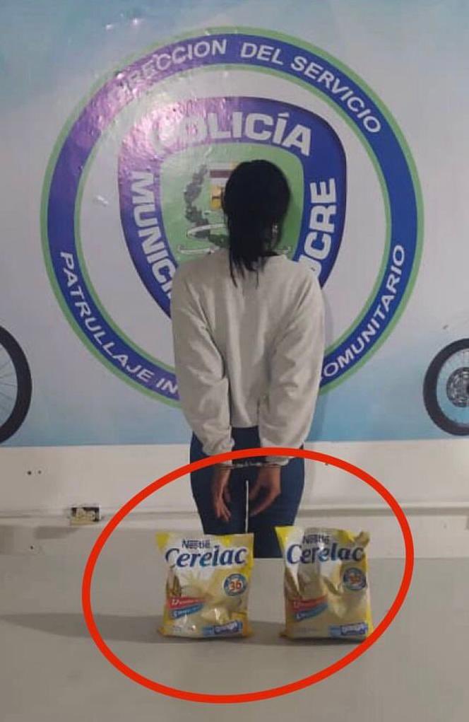 abogadosvenezu1's tweet photo. @TarekWiliamSaab ordenó
CAPTURA
de señora que
ROBÓ
2 CERELAC👇
en
SUPERMERCADO
donde
TRABAJA
para darle
de
COMER🍽️
a sus
HIJOS
y
LIBERTAD para EL AISSAMI
LA PREGUNTA
ES
QUIEN ROBÓ a QUIEN?
AUNQUE
MADURO lo AUTORIZÓ
PROPIETARIO
del
AUTOMERCADO
le paga
$4 MENSUALES
y
eso es
un
ROBO https://t.co/DxmQko82kK
