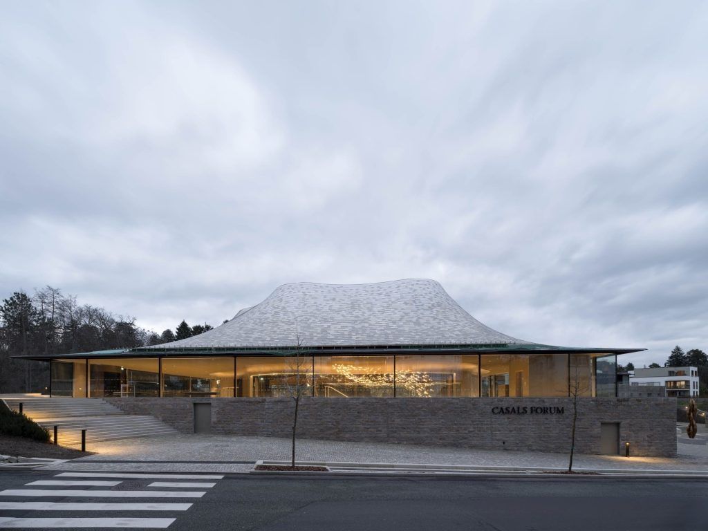 afasiaarq's tweet photo. #Staab Architekten https://t.co/phu20MAo3r | posted by afasia | daily entries on contemporary art and architecture #afasiaarchzine #afasiaarq |
Casals Forum Academy . Kronberg Staab Architekten . + baunetz The building ensemble next to the rapid-tran… https://t.co/fgShYw5r8S